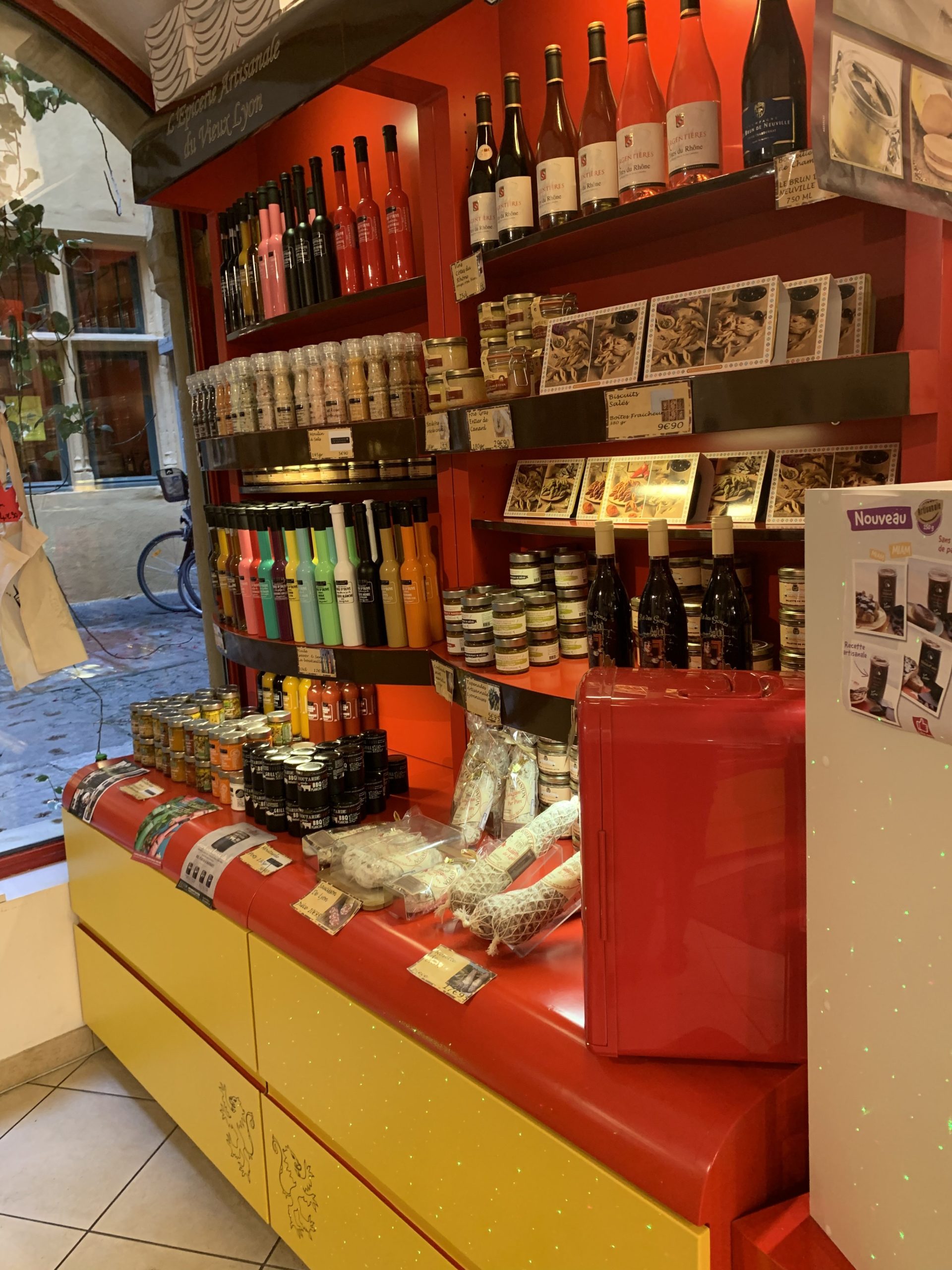 interieur du magasin rayon épicerie salé